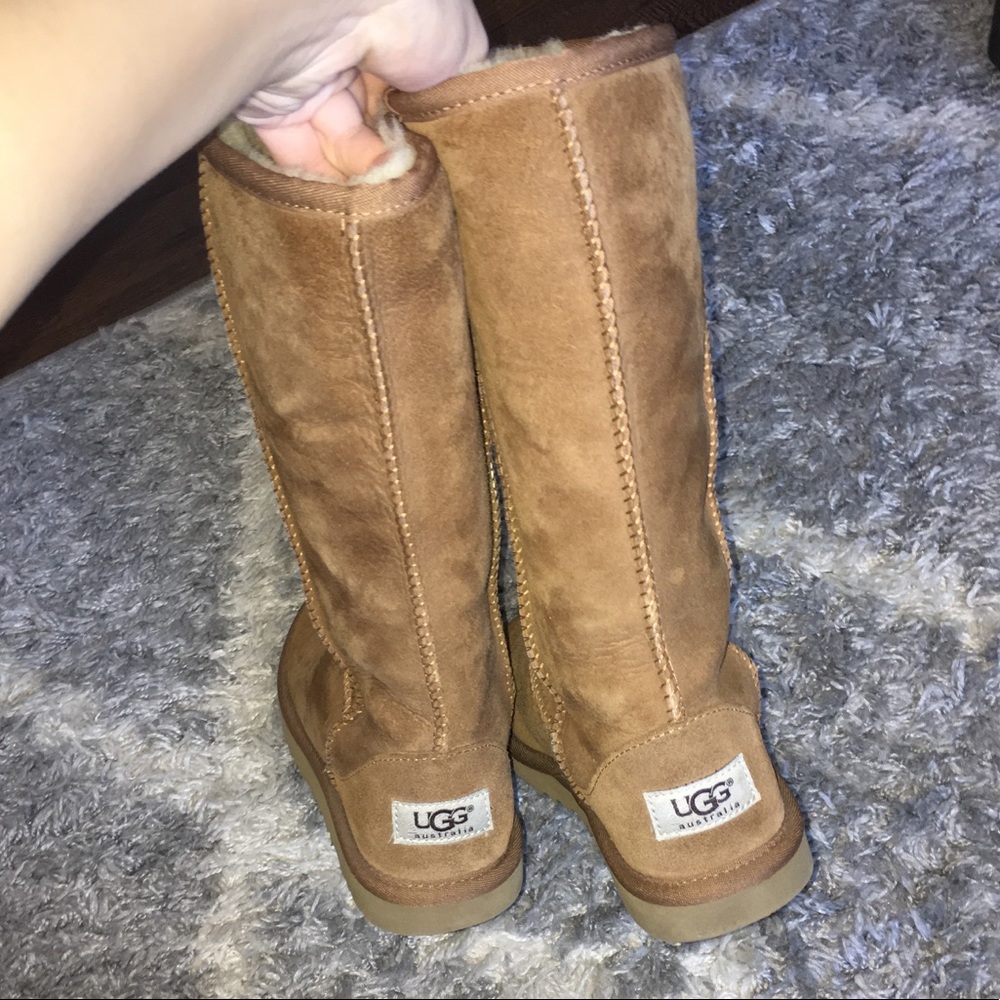 UGGS - Picture 4 of 5